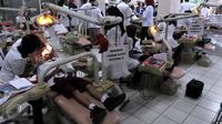 Sejumlah dokter memeriksa gigi anak-anak di Fakultas Kedokteran Gigi Moestopo, Jakarta, Senin (23/11/2015). Bulan Kesehatan Gigi Nasional bertujuan untuk mengedukasi mengenai pentingnya merawat kesehatan gigi. (Liputan6.com/Johan Tallo) 