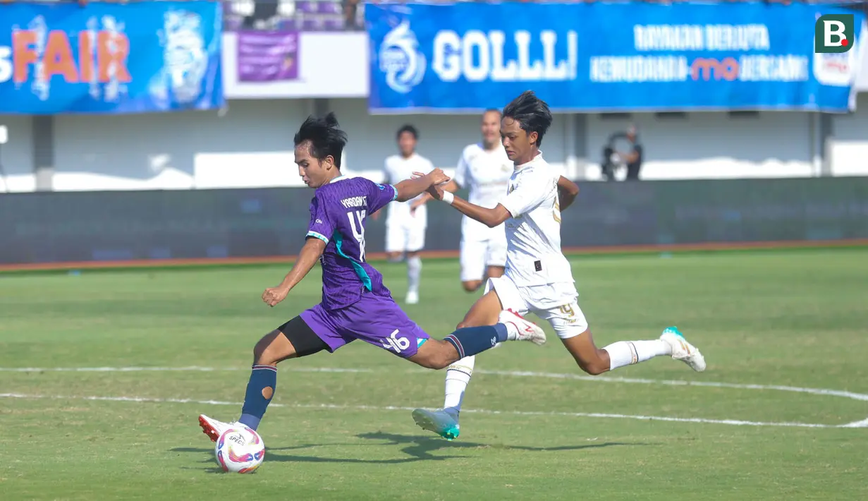 Pemain Persita Tangerang, Yardan Yafi mencetak gol pembuka ke gawang Arema FC dalam laga lanjutan BRI Liga 1 2024/2025 di Indomilk Arena, Tangerang, Minggu (20/04/2025) WIB. (Bola.com/M Iqbal Ichsan)