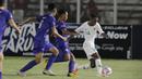 Gelandang  Timnas Indonesia U-16, Alexandro Felix, menggiring bola saat melawan Filipina pada laga babak Kualifikasi Piala AFC U-16 2020 di Stadion Madya, Jakarta, Senin (16/9/2019). Indonesia menang 4-0 atas Filipina. (Bola.com/M Iqbal Ichsan)