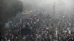 Stasiun kereta yang mengangkut umat setelah ikut dalam Akheri Munajat atau doa terakhir di Biswa Ijtema, terlihat sesak,10 Januari 2016. (AFP PHOTO/Munir uz ZAMAN) 