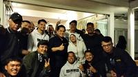Ketua PSSI, Erick Thohir bertemu komunitas suporter Persib, seperti Viking Persib Club (VPC), Bombers, Ultras, dan Casual di kawasan Ciumbuleuit, Kota Bandung, Sabtu (11/3/2023) malam. (Bola.com/Erwin Snaz)