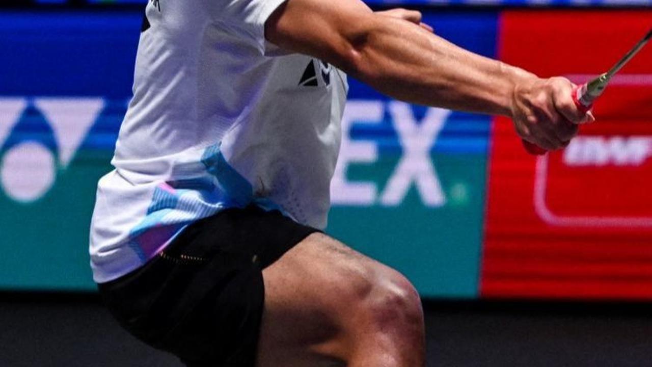 Jonatan menjadi juara usai membekuk sesama tunggal Indonesia, Anthony Sinisuka Ginting, dengan skor 21-15, 21-14 di Birmingham, Inggris. Foto: JUSTIN TALLIS / AFP
