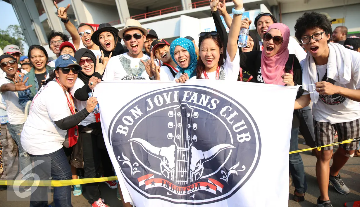 Para penggemar Bon Jovi berpose jelang konser Bon Jovi di SUGBK, Jakarta, Jumat (11/9/2015). 20 tahun lalu tepatnya 1995, mereka sempat menggemparkan Jakarta saat sukses tampil di hadapan ribuan orang di Ancol. (Liputan6.com/Faizal Fanani)