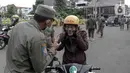 Petugas Satpol PP memberhentikan pengendara sepeda motor saat melakukan razia masker di kawasan Kota Tua, Jakarta, Kamis (24/2/2022). Pemerintah pusat kembali memperpanjang masa PPKM level 3 untuk wilayah Jakarta, Bogor, Depok, Tangerang dan Bekasi (Jabodetabek). (Liputan6.com/Faizal Fanani)