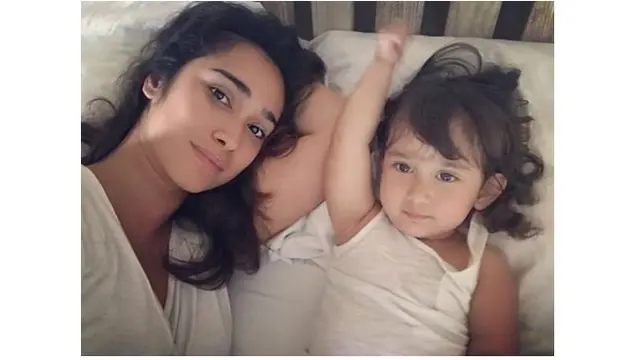 Begini potret keduanya saat baru bangun tidur, wajah Charleteana sangat mirip dengan sang ibu.