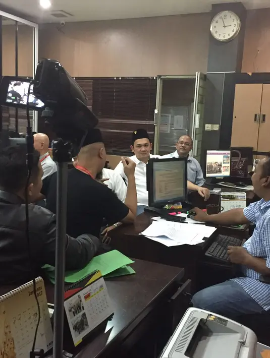 Dari cuitan itu musisi asal Surabaya itu melaporkan  mantan suami Nia Daniaty itu ke polisi. Hampir tiga tahun kasusnya berjalan, keduanya sekarang terlihat kompak. (Istimewa)