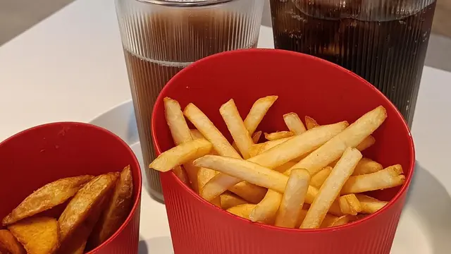 Penggunaan Kemasan Daur Ulang McDonalds di Paris. (Twitter/@juanbuis)
