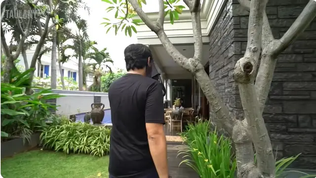 6 Potret Halaman dan Teras Rumah Ari Lasso, Asri Dilengkapi Kolam Renang