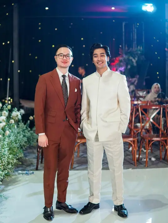 Di kesempatan itu, pemeran film Balada Si Boy tersebut tampil gagah dalam balutan beskap dan celana panjang serba putih. [@antzcreator]