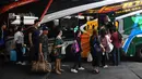 Penumpang bersiap menaiki bus ke kampung halaman mereka di Terminal Bus Mo Chit sehari sebelum Songkran Festival, atau Tahun Baru Thailand, di Bangkok (12/4). (AFP Photo/Lillian Suwanrumpha)