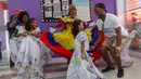 Mantan pesebak bola dunia Didier Drogba menari bersama anak-anak saat melakukan acara amal organisasi internasional Peace and Sport, di Cartagena, Kolombia (19/3). (Cesar Carrion/Colombian Presidency/AFP)