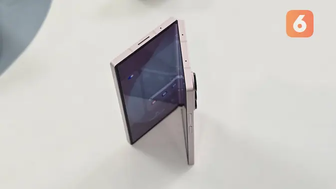<p>Smartphone layar lipat terbaru Samsung Galaxy Z Fold 6 dalam warna Pink. (Liputan6.com/ Agustin Setyo Wardani)</p>