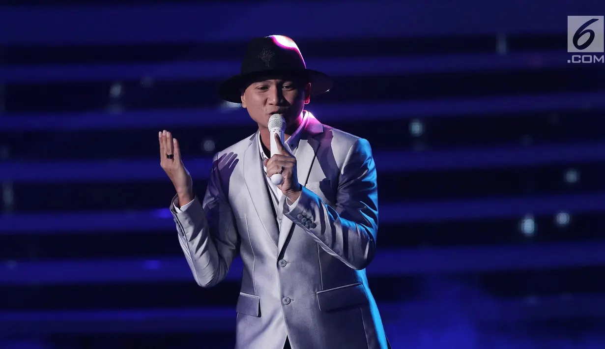 Aksi panggung Anji saat membawakan lagu pada perayaan HUT Indosiar ke-23 di Jakarta Convention Center (JCC), Kamis (11/1). Di HUT Indosiar ini Anji membawakan lagu DIA. (Liputan6.com/Herman Zakharia)