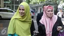 Risty Tagor bersama kuasa hukumnya berjalan menuju gedung KPAI, Jakarta, Rabu (6/4/2016). Risty Tagor diperiksa KPAI atas laporan mantan suaminya Stuart Collin terkait pengaduan hak asuh anak. (Liputan6.com/Herman Zakharia)