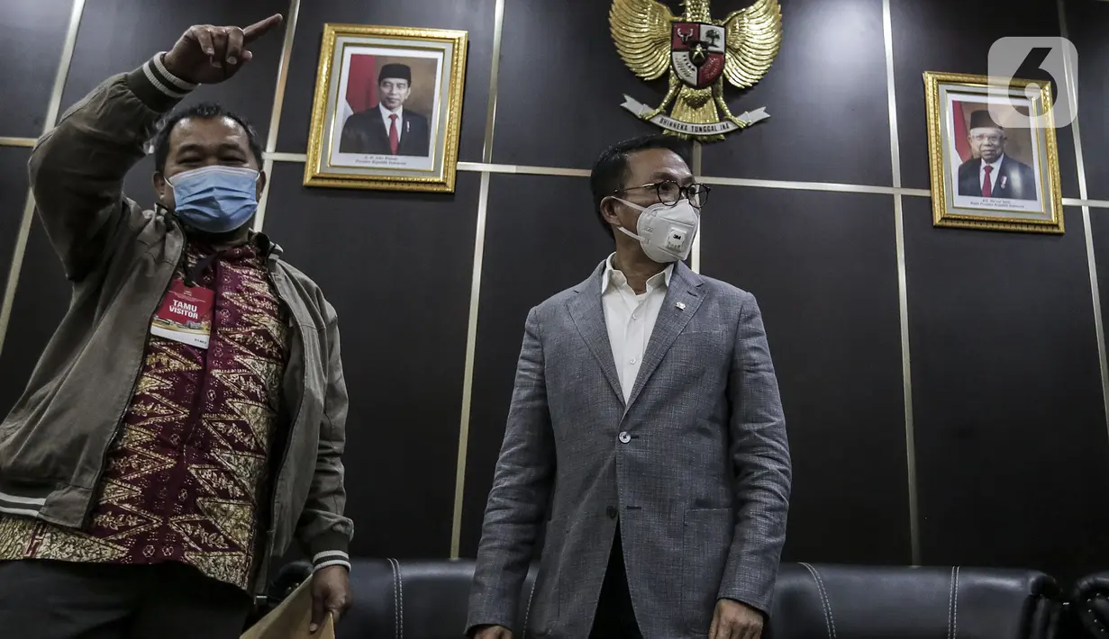 Koordinator MAKI Boyamin Saiman (kiri) menyerahkan salinan surat jalan Djoko Tjandra kepada Ketua Komisi III DPR Herman Herry di Kompleks Parlemen, Jakarta, Selasa (14/7/2020). MAKI meminta terpidana korupsi yang merugikan negara hingga Rp 904 miliar itu diusut tuntas. (Liputan6.com/Johan Tallo)