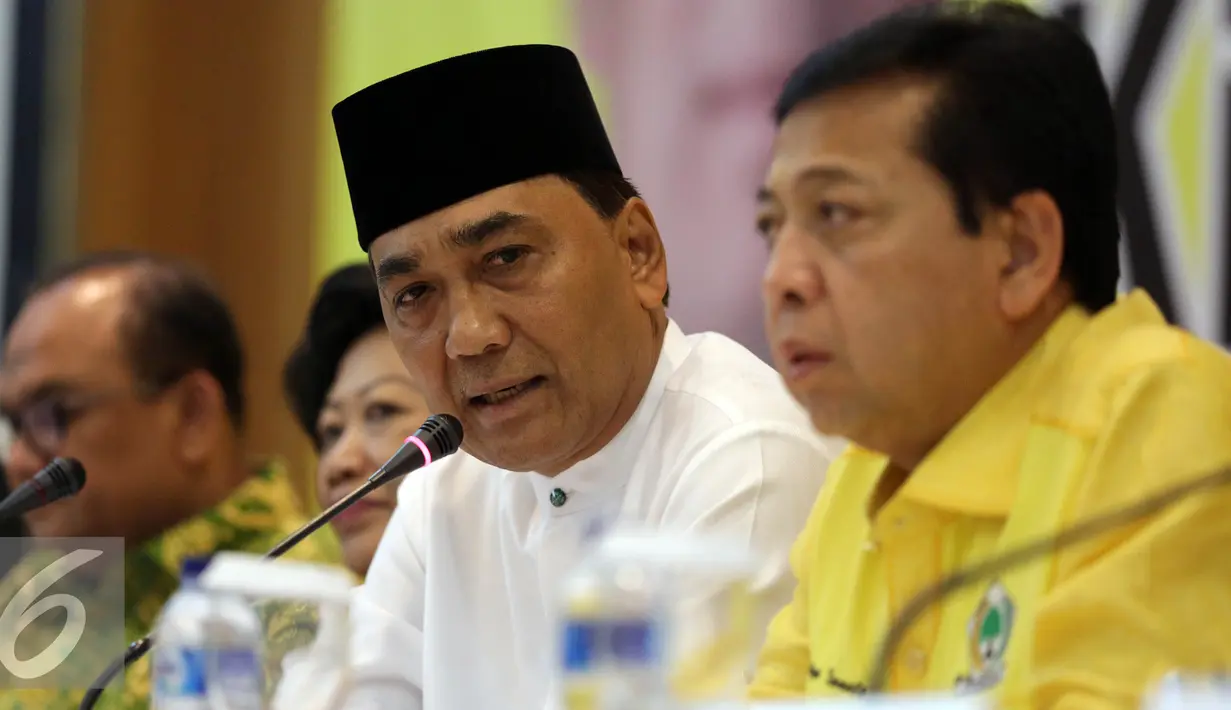 Balon Gubernur Provinsi Aceh, Tarmizi Karim memberikan keterangan di DPP Partai Golkar, Jakarta, Rabu (31/8). Dalam Pengukuhan Bakal Calon Gubernur Privinsi Aceh, tersebut Tarmizi Karim di dukung sebanyak enam partai Nasional. (Liputan6.com/Johan Tallo)
