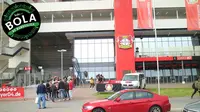 Suasana di depan stadion BayArena. (Bola.com / Aditya Wicaksono)