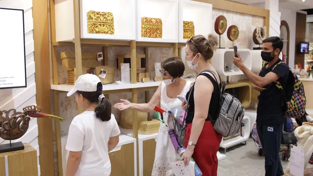 Paviliun Indonesia diramaikan dengan pameran aneka produk lokal UMKM yang ramah lingkungan
