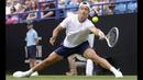 Petenis Inggris, Ryan Peniston berusaha mengembalikan bola menuju petenis Denmark, Holger Rune saat pertandingan tenis tunggal putra di turnamen tenis Eastbourne International di Eastbourne, Inggris, pada Selasa 21 Juni 2022. (AP/Kirsty Wigglesworth)