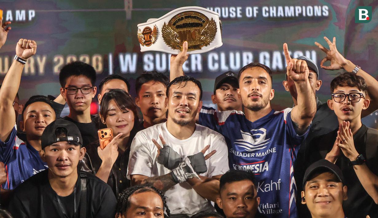 Rudy Golden Boy foto bersama timnya setelah laga melawan Paris Pernandes dalam ajang HSS Series 7: The Redemption di W Super Club Gatsu, Jakarta, pada Sabtu (7/2/2026). (Bola.com/Nur Iman Ali)