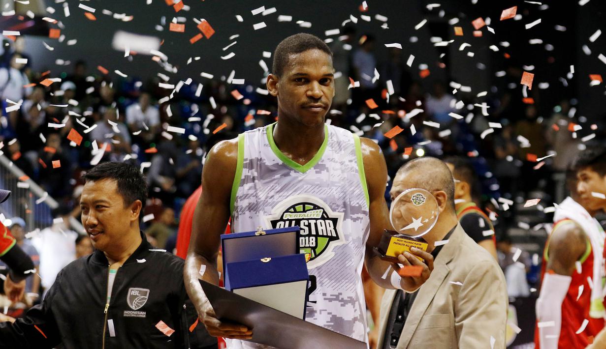Pebasket Pelita Jaya, Chester Giles, menerima trofi MVP pada laga IBL All Star di Britama Arena, Jakarta, Minggu (7/1/2018). Dirinya menjadi MVP IBL All Star setelah menorehkan 40 poin dan 10 rebound. (Bola.com/M Iqbal Ichsan)