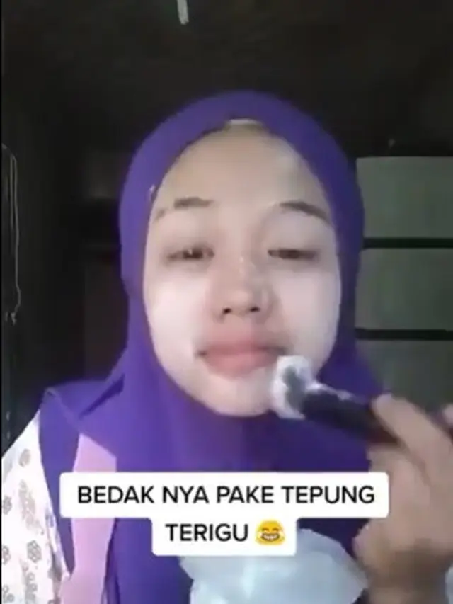 cewek makeup pakai bahan dapur