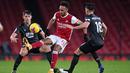 Striker Arsenal, Pierre-Emerick Aubameyang, berusaha melewati pemain Burnley pada laga Liga Inggris pada laga Liga Inggris di Stadion Emirates, Senin (14/12/2020). Arsenal takluk 0-1 dari Burnley. (Laurence Griffiths/Pool/AFP)