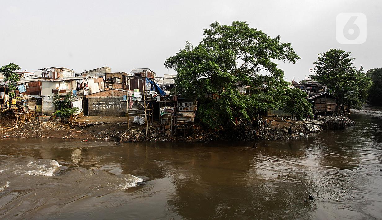 Suasana rumah penduduk di bantaran Sungai Ciliwung kawasan Manggarai, Jakarta, Senin (29/5/2023). Rencananya, proyek normalisasi Sungai Ciliwung di Jakarta dilanjutkan Direktorat Jenderal Sumber Daya Air (Ditjen SDA) Kementerian Pekerjaan Umum dan Perumahan Rakyat (PUPR). (Liputan6.com/Johan Tallo)