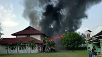 Kebakaran salah satu gedung KONI Klaten, Selasa (22/5). (ANGGA PURENDA/RADAR SOLO)