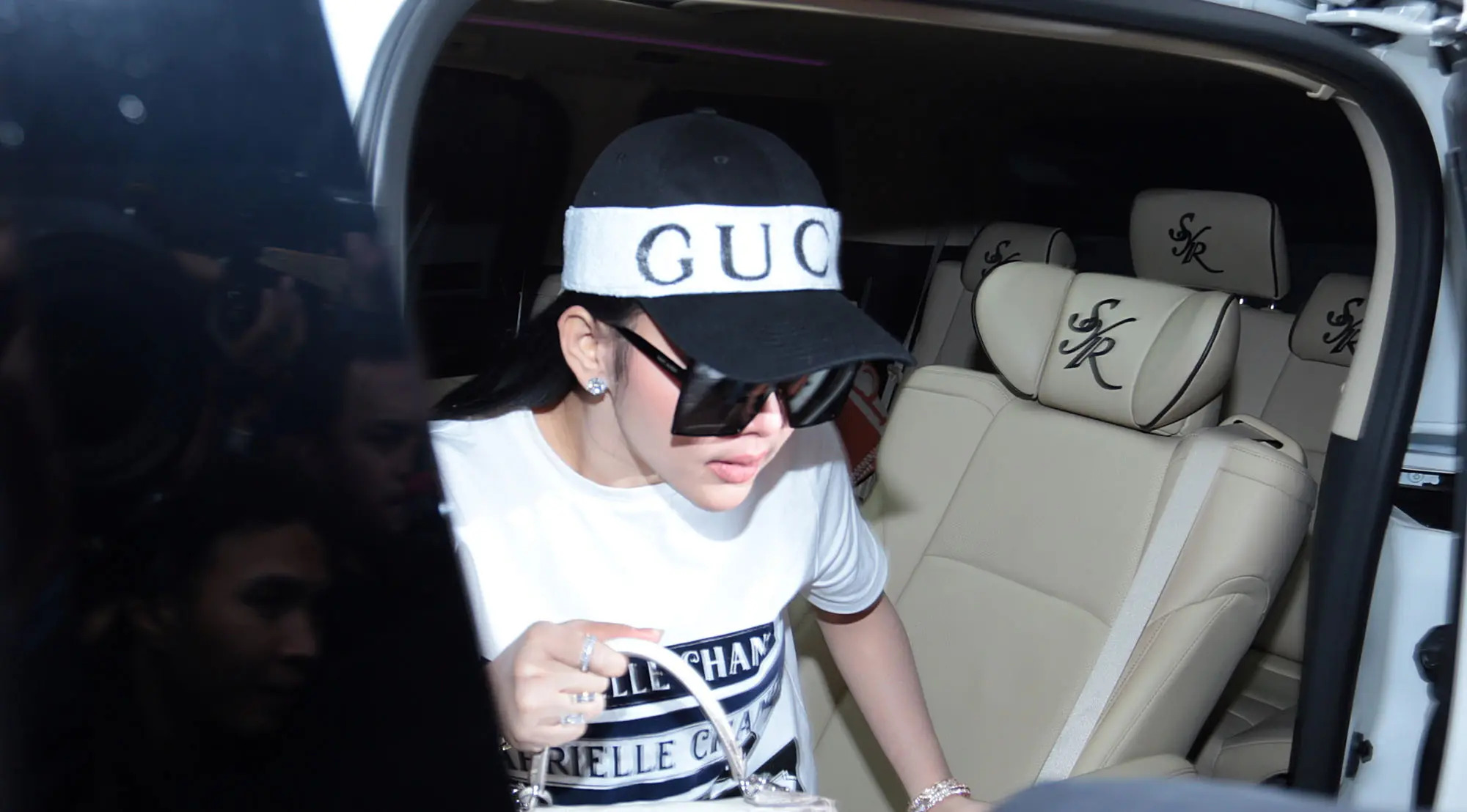 Syahrini di Bareskrim Mabes Polri, Rabu (27/9/2017). Syahrini diperiksa sebagai saksi kasus penipuan ribuan jamaah dilakukan First Travel. Syahrini menjadi salah satu yang menggunakan jasa biro perjalanan tersebut. (Deki Prayoga/Bintang.com)