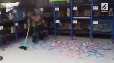 Sebuah video menunjukkan seorang pria yang menyapu uang yang berserakkan. Video ini menjadi viral dan dibicarakan warganet.