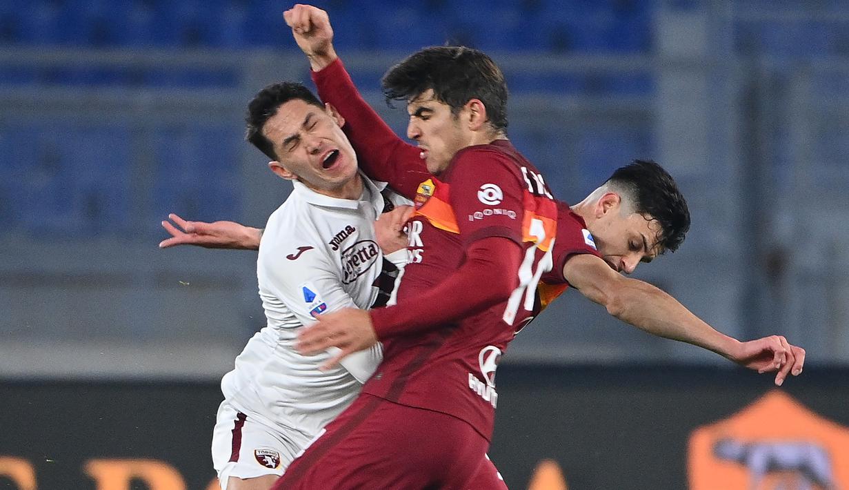 Gelandang AS Roma, Gonzalo Villar, berebut bola dengan gelandang Torino, Sasa Lukic, pada laga lanjutan Liga Italia di Stadion Olimpico, Jumat (18/12/2020) dini hari WIB. AS Roma menang 3-1 atas Torino. (AFP/Vincenzo Pinto)