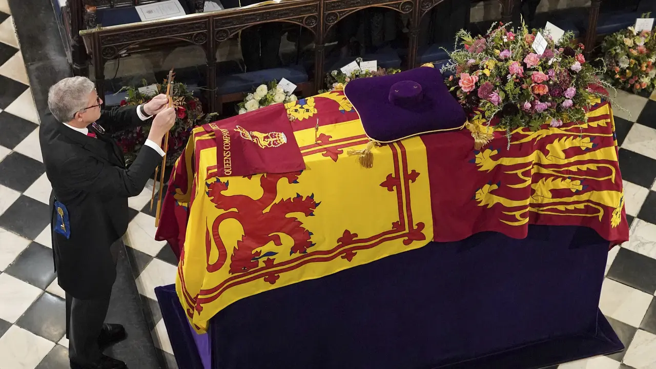 Haru Selimuti Prosesi Pemakaman Ratu Elizabeth II di Kastil Windsor
