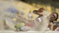 Atlet lompat jauh Indonesia, Maria Londa, melakukan lompatan saat tampil pada ajang SEA Games di Stadion Bukit Jalil, Kuala Lumpur, Jumat (25/8/2017). Maria meraih perak dengan lompatan 6,67 meter. (Bola.com/Vitalis Yogi Trisna)