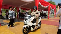 Gubernur Sumsel Alex Noerdin mencoba New Honda PCX yang akan digunakan untuk kendaraan operasional selama even Asian Games 2018 di Palembang berlangsung (Dok. Humas Astra Motor Sumsel / Nefri Inge)