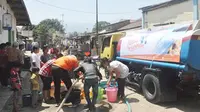 Bencana kekeringan yang menimpa beberapa wilayah di Indonesia, menyebabkan sejumlah masyarakat kesulitan mendapatkan air bersih.