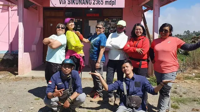 7 Potret Seru Ira Wibowo Liburan ke Wonosobo, Nikmati Suasana Alam Dieng