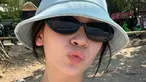 Frecklesnya terlihat, Richelle Skornicki tetap cantik. Tampil santai dengan baju kaus putih dan bucket hat warna putih, penampilan Richelle tetap stylish. Kacamata hitam yang dikenakannya, mendukung penampilannya jadi makin menarik. Sejak kemunculannya di industri hiburan, Richelle yang tak kalah memesona dari Sandrinna langsung mencuri perhatian. (Liputan6.com/IG/@soursallyyyuu)