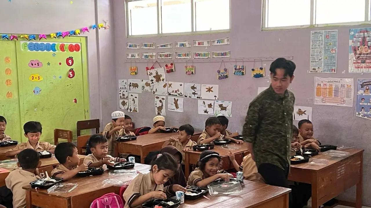 Wakil Presiden Terpilih, Gibran Rakabuming Raka, kembali mengunjungi lokasi uji coba Program Makan Bergizi Gratis (MBG) di SDN 02 Hambalang, Bogor, Jawa Barat, Kamis (26/9/2024) (Istimewa)