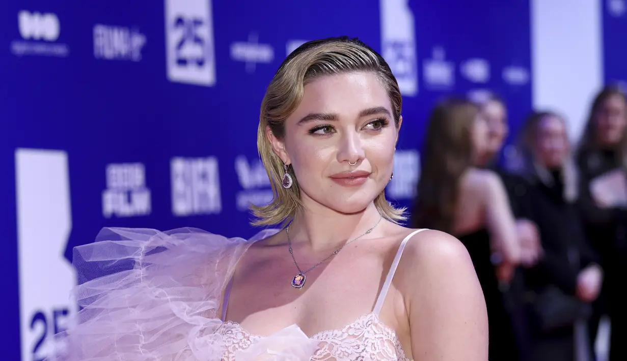 Florence Pugh berpose saat menghadiri British Independent Film Awards ke-25 di London, Inggris pada Minggu, 4 Desember 2022.Aktris berusia 26 tahun itu tampak sensasional dalam balutan gaun satin merah muda dengan detail renda. (Photo by Vianney Le Caer/Invision/AP)