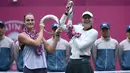Maria Sharapova dan Aryna Sabalenka berpose dengan trofi mereka setelah bertanding pada final tunggal wanita melawan Aryna Sabalenka dari Belarus pada turnamen tenis Tianjin Open di Tianjin (15/10). (AFP Photo/Wang Zhao)
