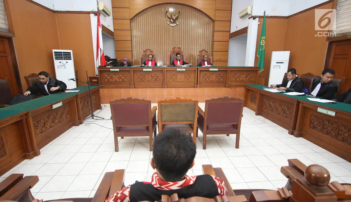 Gatot Brajamusti duduk menunggu sidang perdana kasus tindakan asusila di Pengadilan Negeri Jakarta Selatan, Kamis (12/10). Sidang perdana tersebut beragendakan pembacaan dakwaan oleh jaksa. (Liputan6.com/Immanuel Antonius)