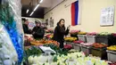 Seorang wanita mencari bunga jelang Hari Perempuan Internasional di pasar bunga di Moskow, Rusia (5/3). Hari Perempuan Internasional jatuh pada tanggal 8 Maret setiap tahunnya. (AFP Photo/Kirill Kudryavtsev)