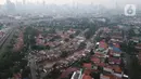 Foto udara suasana Sungai Ciliwung yang diapit pemukiman padat penduduk di kawasan Manggarai, Jakarta, Selasa (7/1/2020). Pemprov DKI Jakarta akan membebaskan 118 bidang lahan untuk proyek normalisasi Sungai Ciliwung pada tahun 2020 yang tersebar di empat kelurahan. (Liputan6.com/Immanuel Antonius)