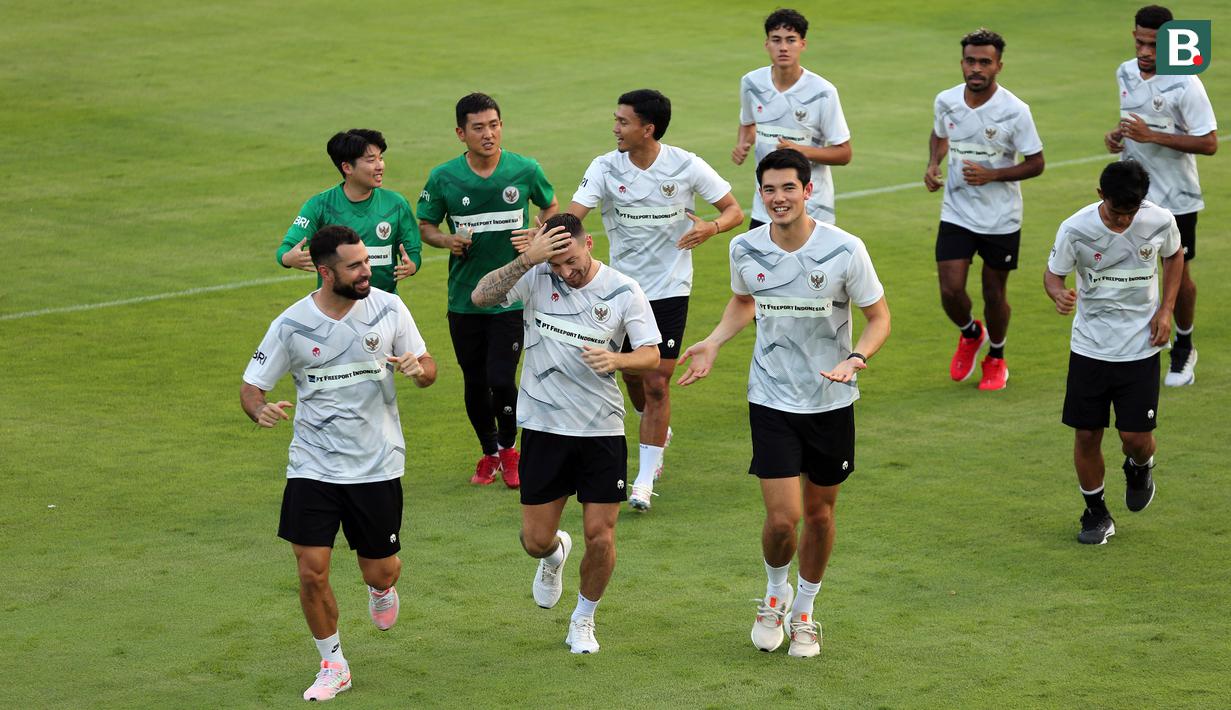 <p>Pemain Timnas Indonesia (dari kiri) Jordi Amat, Marc Klok dan Elkan Baggott saat menjalani sesi latihan di Lapangan A Gelora Bung Karno (GBK), Senayan, Jakarta Pusat, Kamis (15/6/2023) sore WIB. Latihan dilakukan sebagai persiapan menghadapi Timnas Argentina pada laga persahabatan FIFA Matchday, 19 Juni 2023 di Stadion Utama Gelora Bung Karno. (Bola.com/Bagaskara Lazuardi)</p>