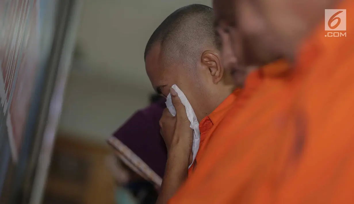 Seorang tersangka menutupi wajahnya saat rilis pengungkapan kasus tindak pidana perdagangan orang, Jakarta, Kamis (21/12). Dalam rilis tersebut Bareskrim mengamankan sebanyak enam orang tersangka. (Liputan6.com/Faizal Fanani)