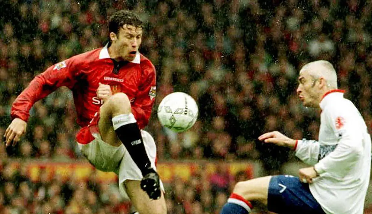 1. Ronny Johnsen. Memperkuat Manchester United dalam rentang 1996-2002 dengan mencatat 150 kali penampilan di semua kompetisi dan mencetak 9 gol. Menjadi bagian tim saat mraih treble pada musim 1998/1999. Ia pensiun pada 3 November 2008 saat memperkuat Valerenga. (AFP/Peter Wilcock/PA)