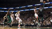 Guard Boston Celtics Kyrie Irving (kanan) melakukan lay up pada laga NBA melawan Chicago Bulls di TD Garden, Sabtu (23/12/2017) atau Minggu (24/12/2017) WIB. (AP Photo/Winslow Townson)