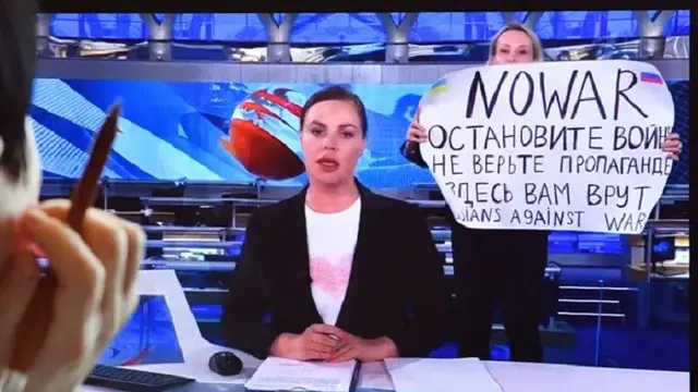 Marina Ovsyannikova ditahan beberapa hari setelah melakukan protes di dekat Kremlin sambil memegang plakat yang mengkritik perang antara Putin dan Ukraina (AFP).