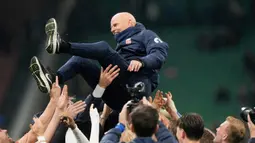 Pelatih Norwegia, Stale Solbakken, diangkat para pemainnya setelah menaklukkan Italia pada laga terakhir Grup I Kualifikasi Piala Dunia 2026 zona Eropa di Stadion San Siro, Senin (17/11/2025) dini hari WIB. (AP Photo/Luca Bruno)